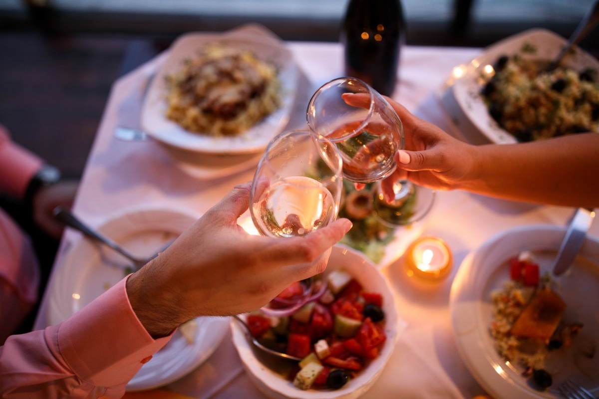 How to surprise your loved one with a romantic dinner in Crete